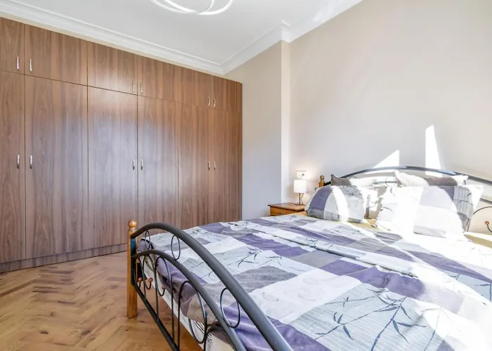 Stunning 2bdr On Historic Location In Center *