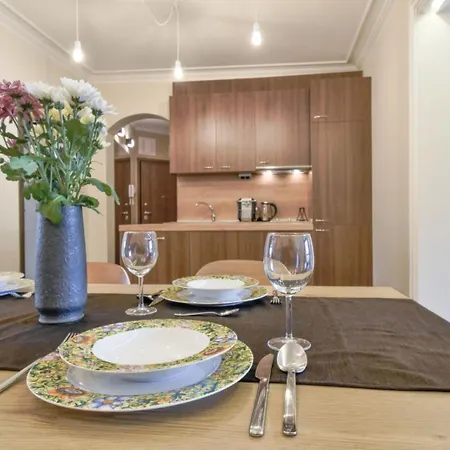 Lägenhet Stunning 2bdr On Historic Location In Center