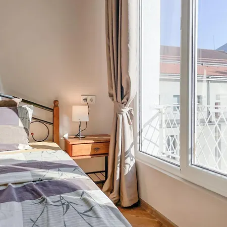 Lägenhet Stunning 2bdr On Historic Location In Center