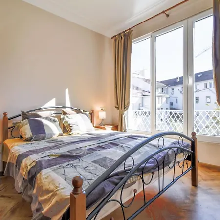 Stunning 2bdr On Historic Location In Center Lägenhet Sofia